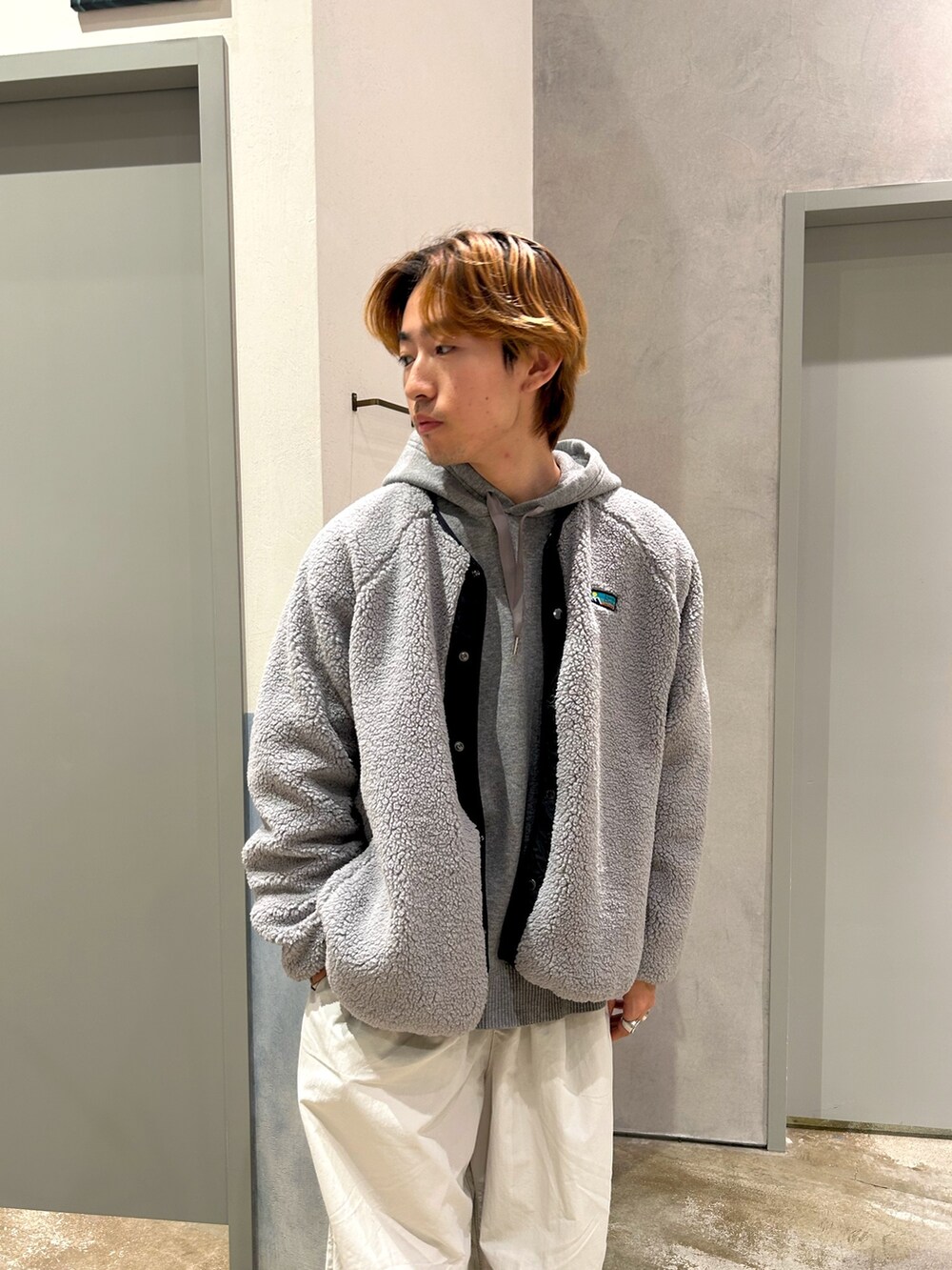 ブラウン系のローファー、グレー系のカーゴパンツ、グレー系のパーカーを着用したメンズの秋コーディネートの3枚目の写真