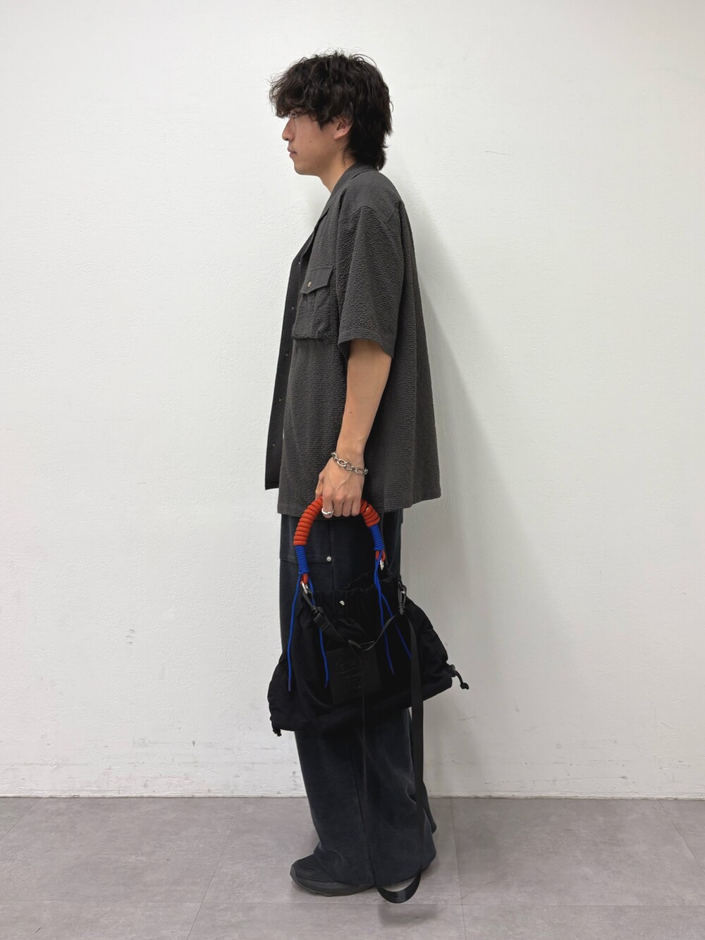 グレー系のシャツ/ブラウス、グレー系のTシャツ/カットソー、ブラック系のスウェットパンツを着用したメンズの夏コーディネートの2枚目の写真