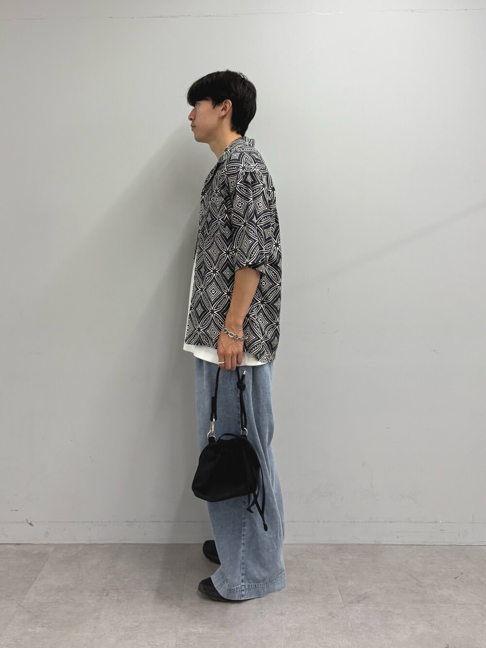 ブラック系のシャツ/ブラウス、ホワイト系のタンクトップ、ブルー系のデニムパンツを着用したメンズの夏コーディネートの2枚目の写真