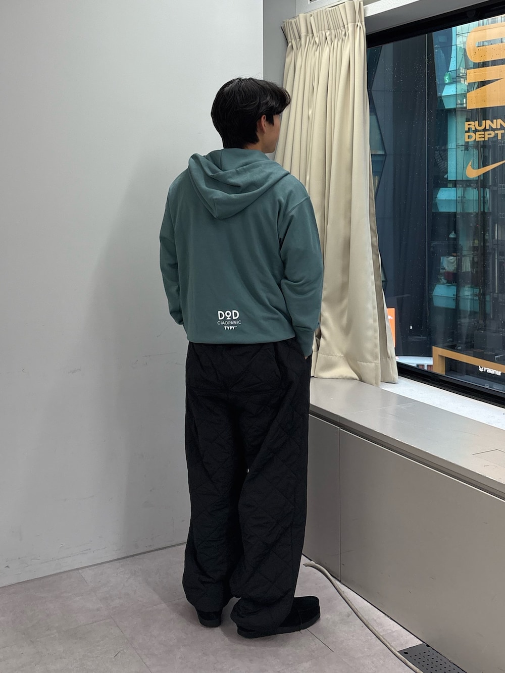 ブルー系のパーカー、ブラック系のその他パンツを着用したメンズの秋コーディネートの3枚目の写真