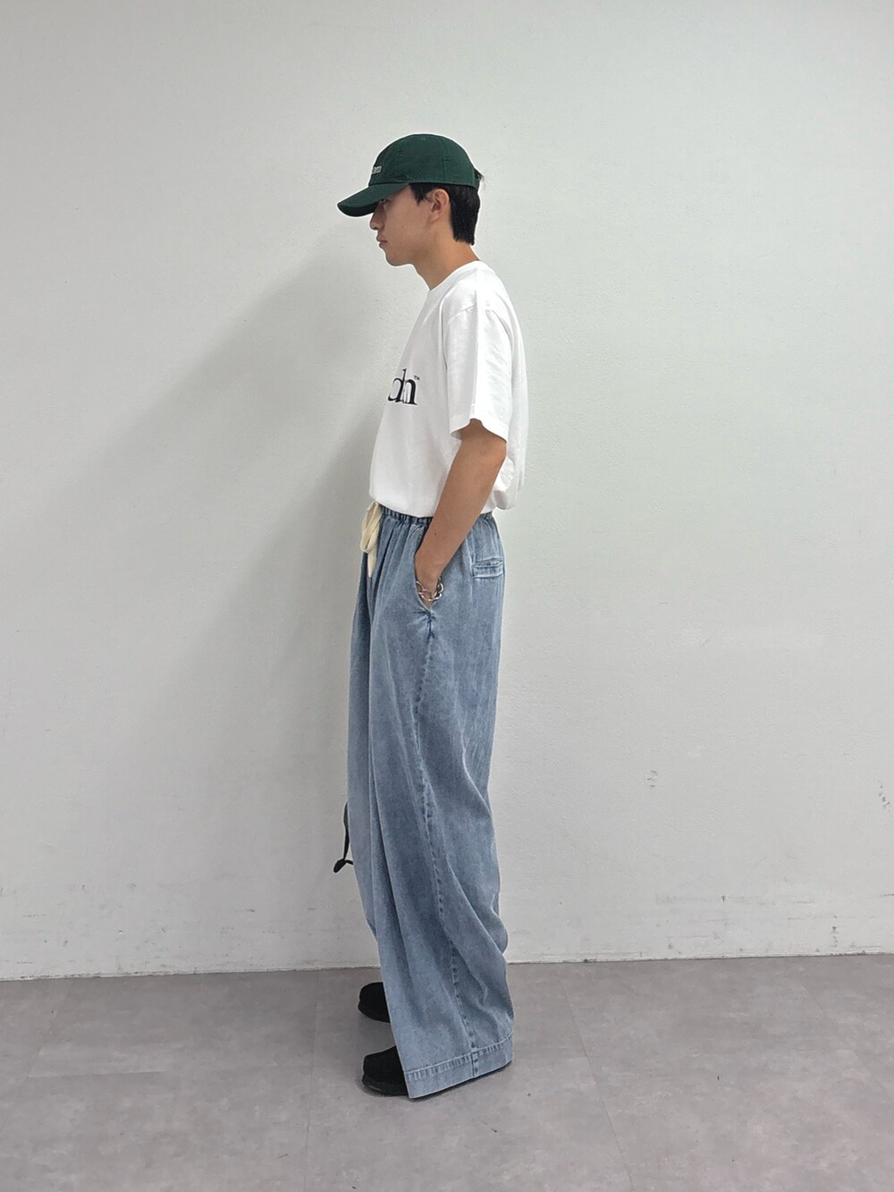 ホワイト系のTシャツ/カットソー、ブルー系のデニムパンツ、ブラック系のショルダーバッグを着用したメンズの夏コーディネートの2枚目の写真