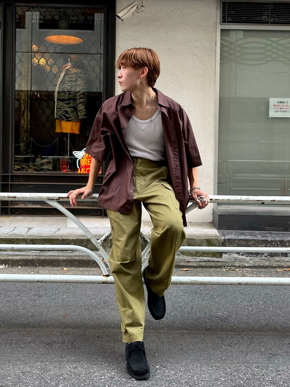 ブラック系のスニーカー、ブラウン系のシャツ/ブラウス、グリーン系のカーゴパンツを着用したメンズの夏コーディネートの2枚目の写真