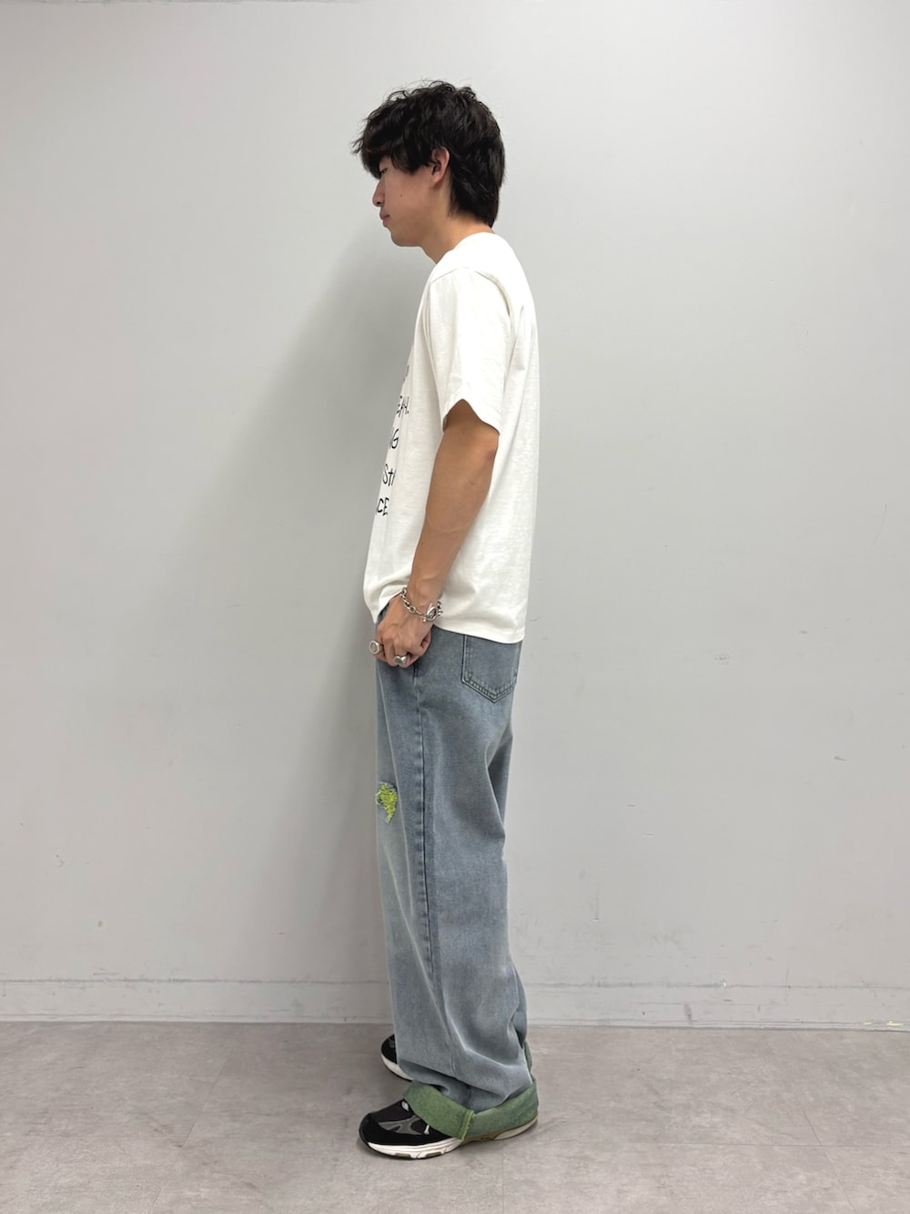 ホワイト系のTシャツ/カットソー、イエロー系のデニムパンツを着用したメンズの夏コーディネートの2枚目の写真