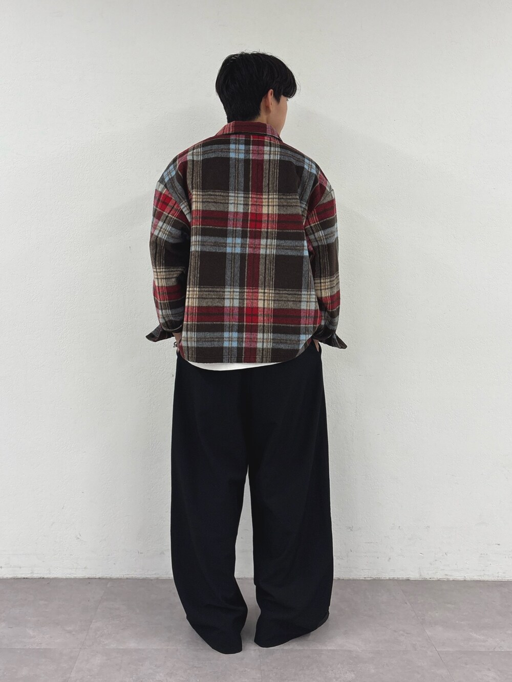 ブラウン系のシャツ/ブラウス、ブラック系のスラックス、ホワイト系のTシャツ/カットソーを着用したメンズの秋コーディネートの3枚目の写真