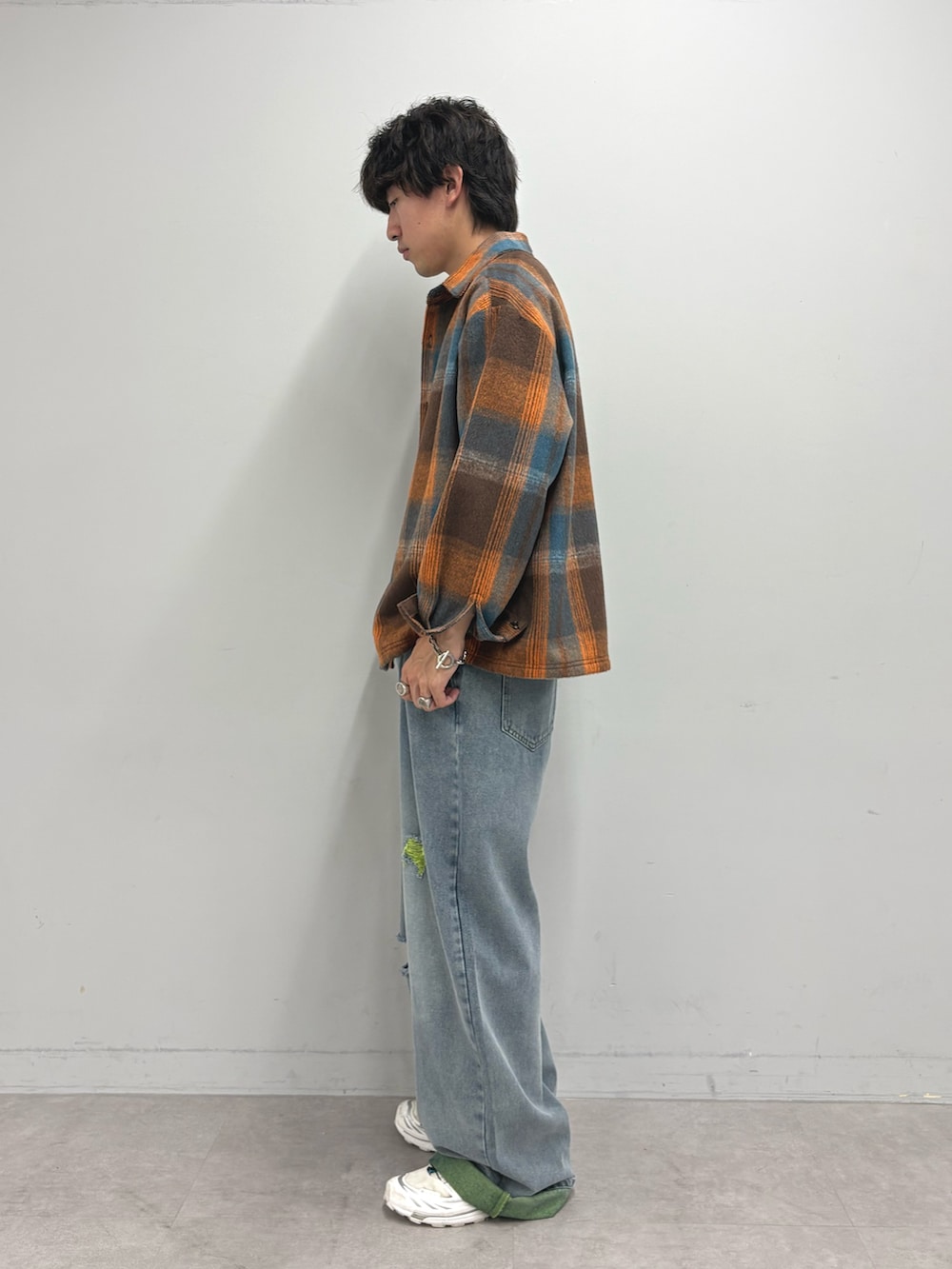 オレンジ系のシャツ/ブラウス、ホワイト系のTシャツ/カットソー、イエロー系のデニムパンツを着用したメンズの夏コーディネートの2枚目の写真