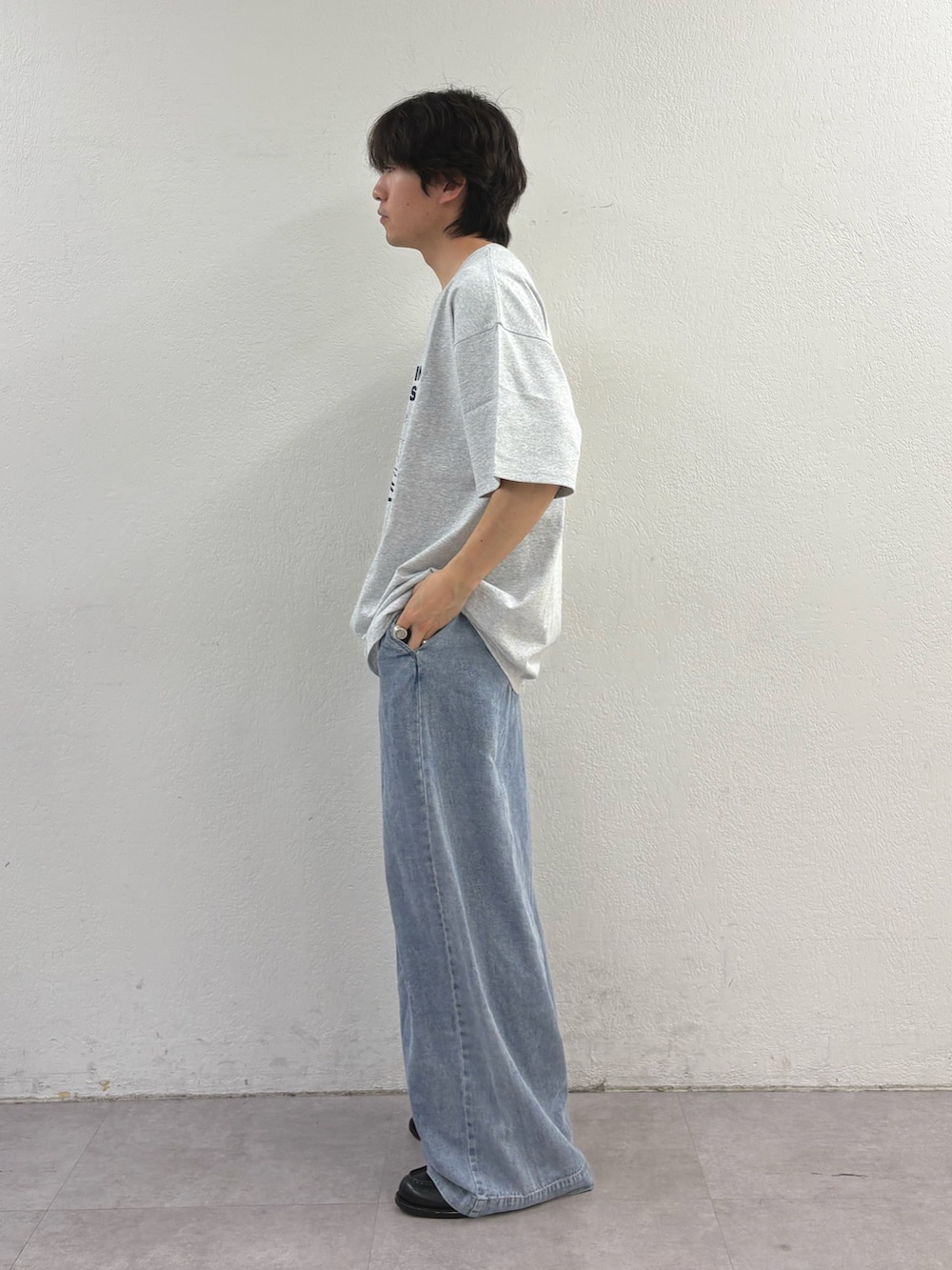 グレー系のTシャツ/カットソー、ブルー系のデニムパンツを着用したメンズの春コーディネートの2枚目の写真