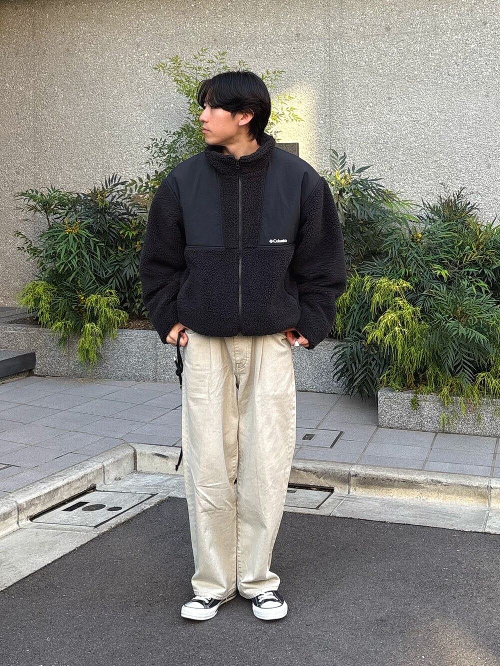 ブラック系のブルゾン、グレー系のデニムパンツ、ブラック系のショルダーバッグを着用したメンズの冬コーディネートの2枚目の写真