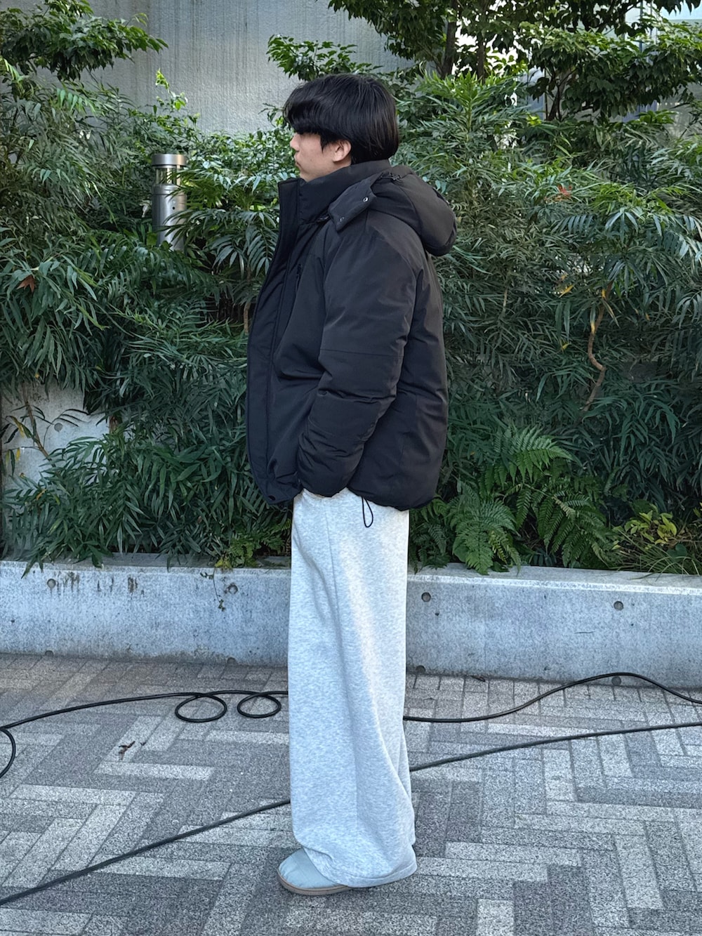 ブラック系のダウンジャケット/コート、ブルー系のスウェット、グレー系のその他パンツを着用したメンズの冬コーディネートの2枚目の写真