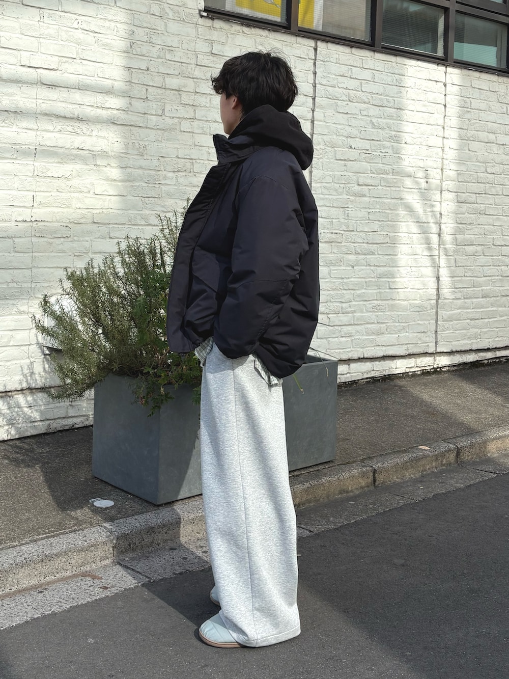 ブラック系のダウンジャケット/コート、ブラック系のデニムジャケット、グリーン系のシャツ/ブラウスを着用したメンズの冬コーディネートの2枚目の写真