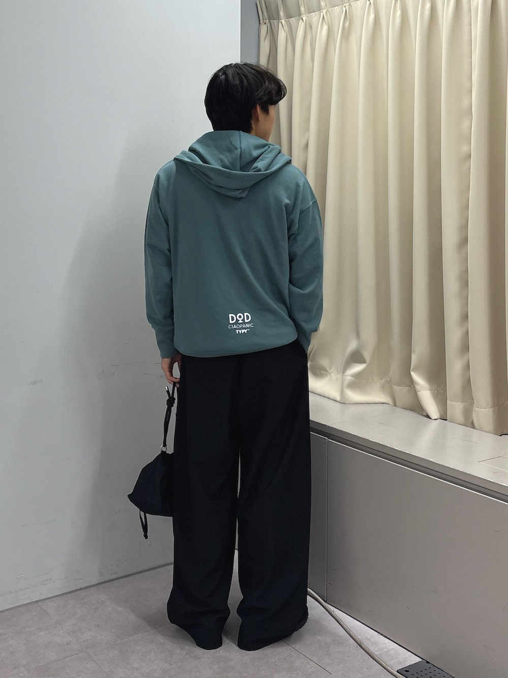 グレー系のTシャツ/カットソー、ブルー系のパーカー、ブラック系のスラックスを着用したメンズの秋コーディネートの3枚目の写真