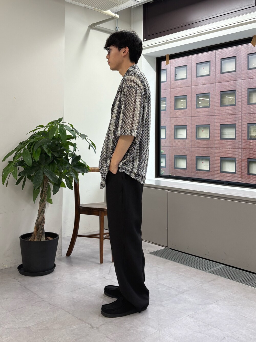 グレー系のシャツ/ブラウス、ブラック系のタンクトップ、ブラック系のスラックスを着用したメンズの夏コーディネートの2枚目の写真