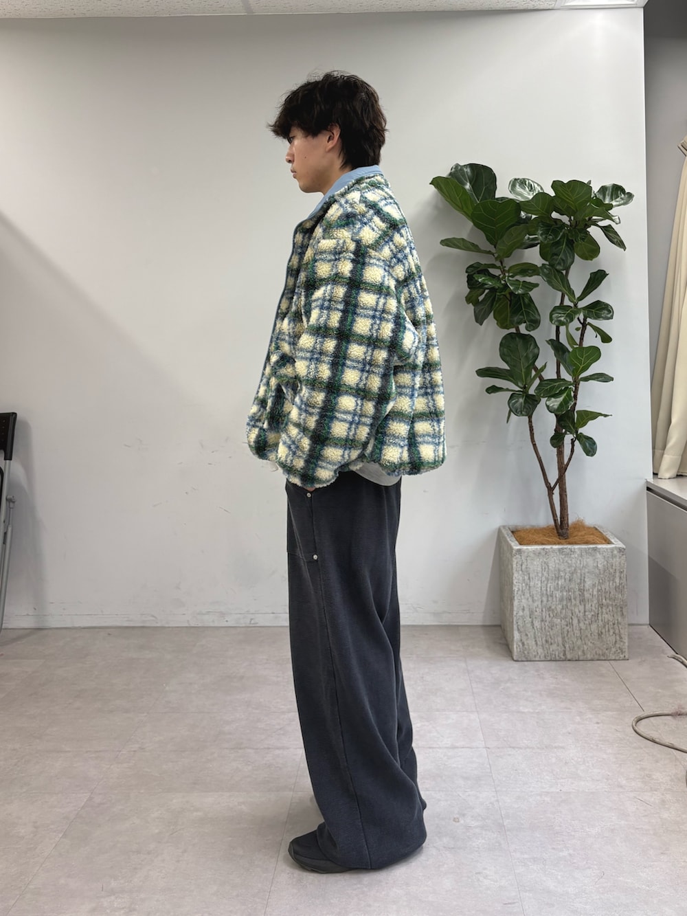 ブルー系のブルゾン、グレー系のスウェット、ブラック系のスウェットパンツを着用したメンズの夏コーディネートの2枚目の写真