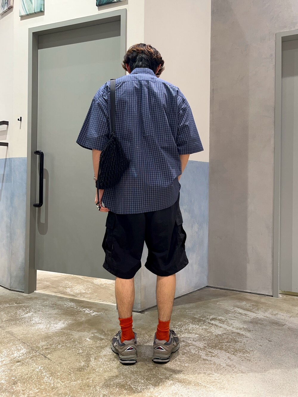 ブラック系のカーゴパンツ、ブルー系のシャツ/ブラウス、ホワイト系のTシャツ/カットソーを着用したメンズの夏コーディネートの3枚目の写真