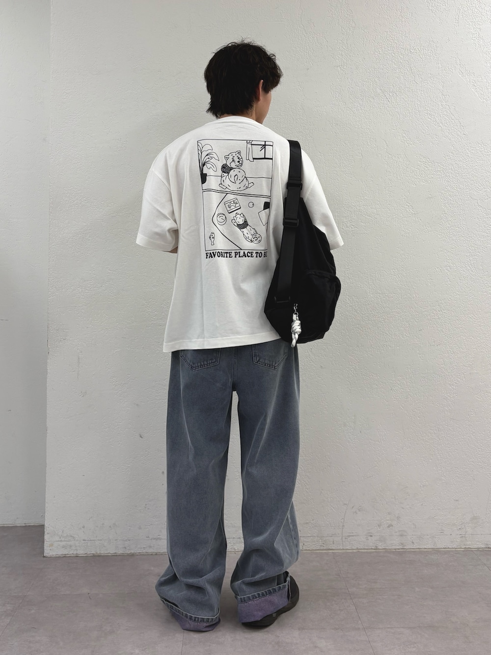 ホワイト系のTシャツ/カットソー、ブラック系のバックパック/リュック、ピンク系のデニムパンツを着用したメンズの夏コーディネートの3枚目の写真