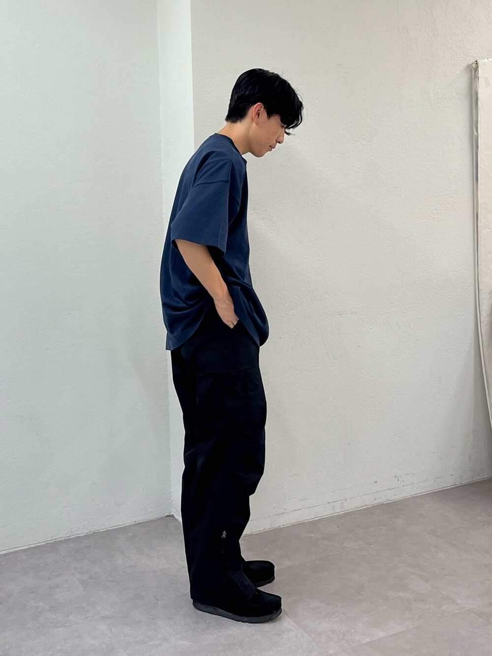 ブルー系のTシャツ/カットソー、ブラック系のカーゴパンツ、レッド系のショルダーバッグを着用したメンズの夏コーディネートの2枚目の写真