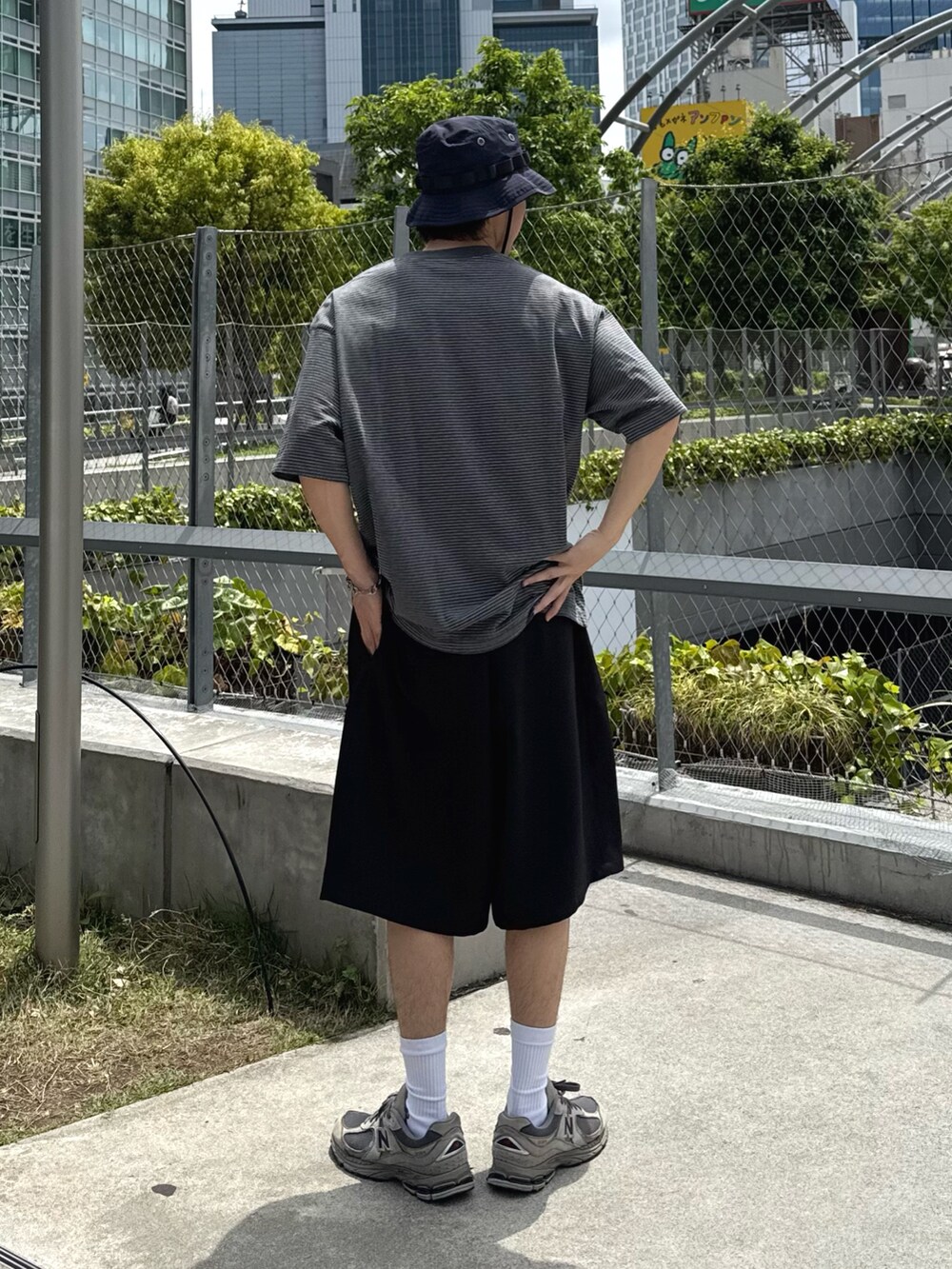 グレー系のTシャツ/カットソー、ブラック系のその他パンツ、ブルー系のハットを着用したメンズの夏コーディネートの2枚目の写真