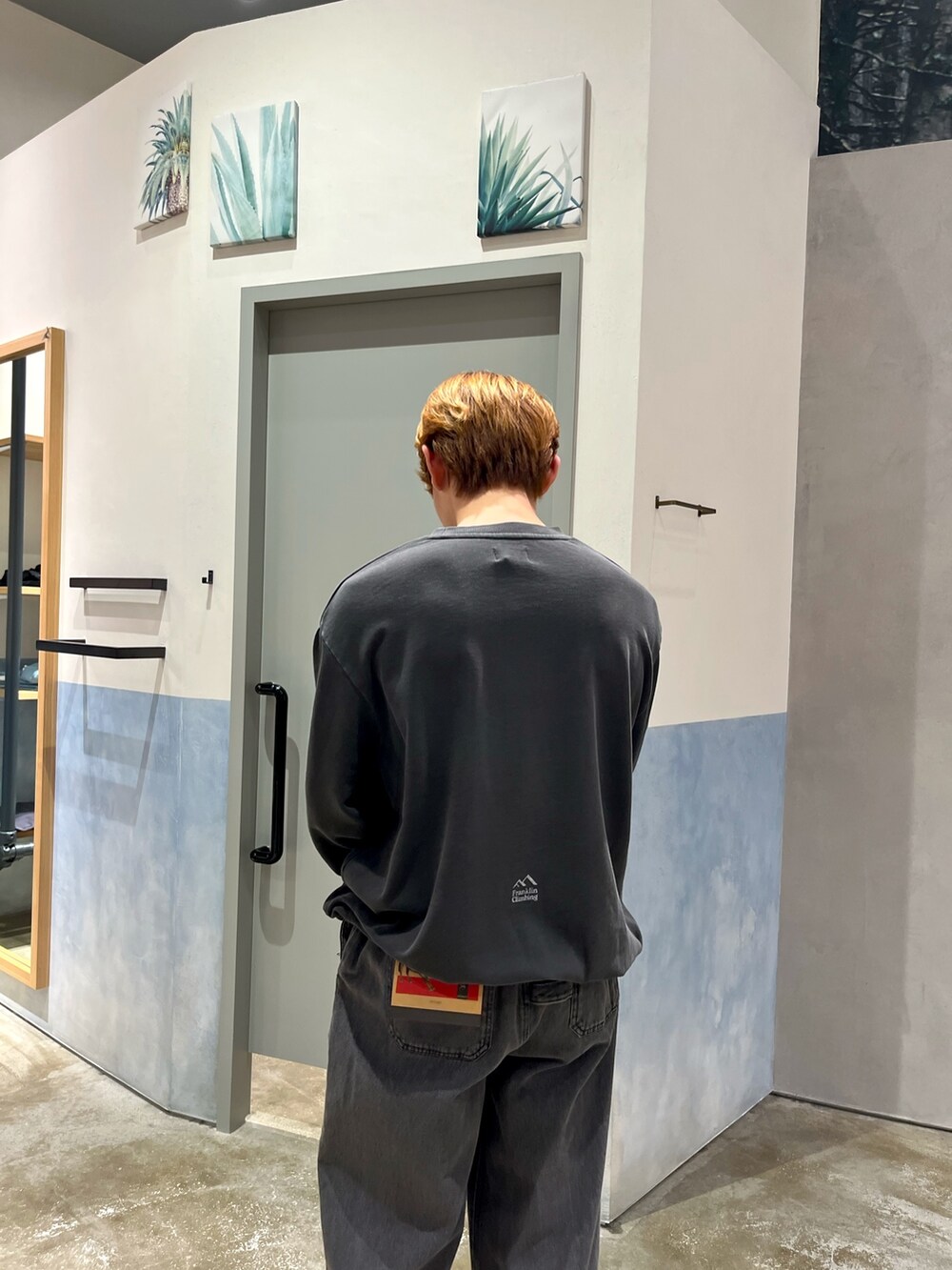 ブラウン系のローファー、グレー系のデニムパンツ、ブラック系のスウェットを着用したメンズの秋コーディネートの3枚目の写真