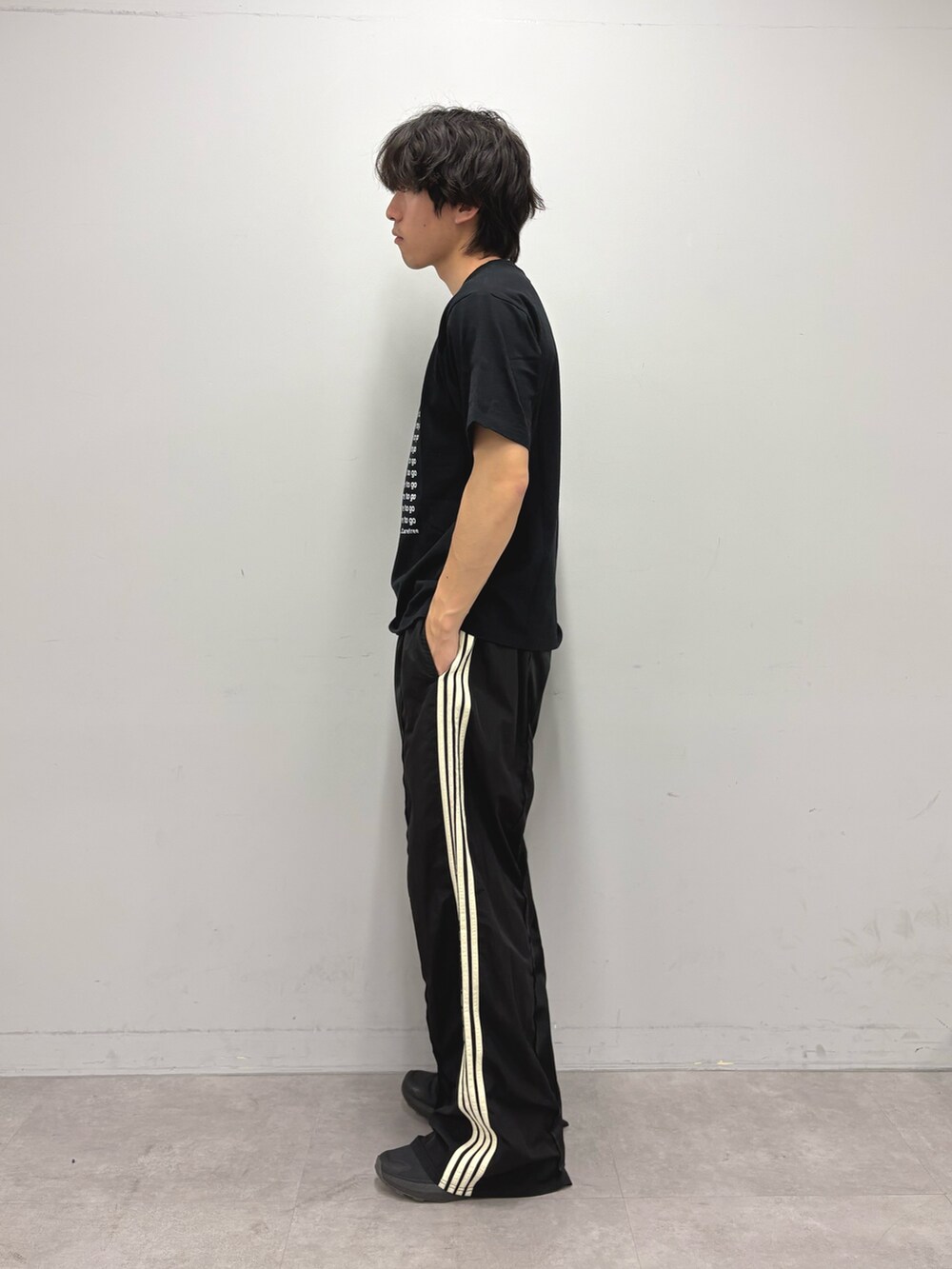 ブラック系のTシャツ/カットソー、ブラック系のスウェットパンツを着用したメンズの春コーディネートの2枚目の写真