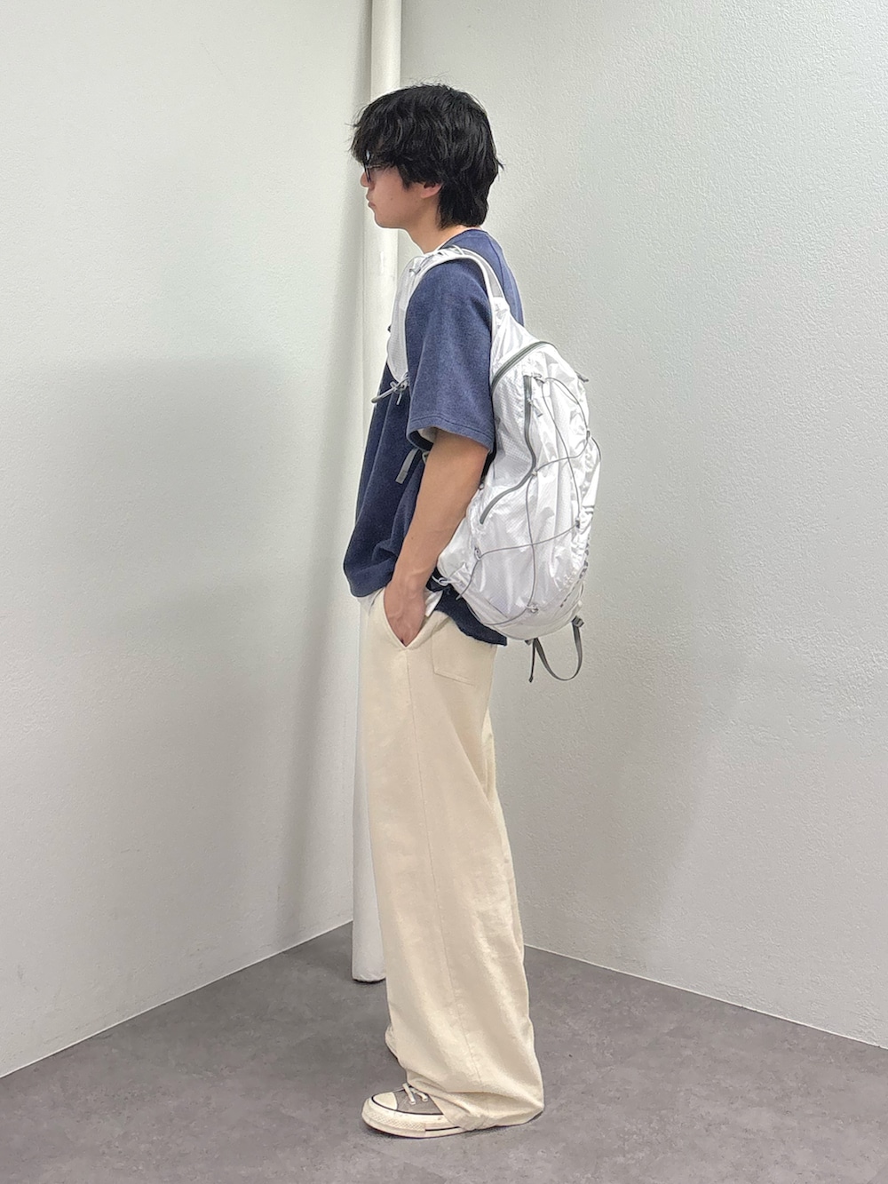 ブルー系のTシャツ/カットソー、ホワイト系のスラックスを着用したメンズの春コーディネートの2枚目の写真
