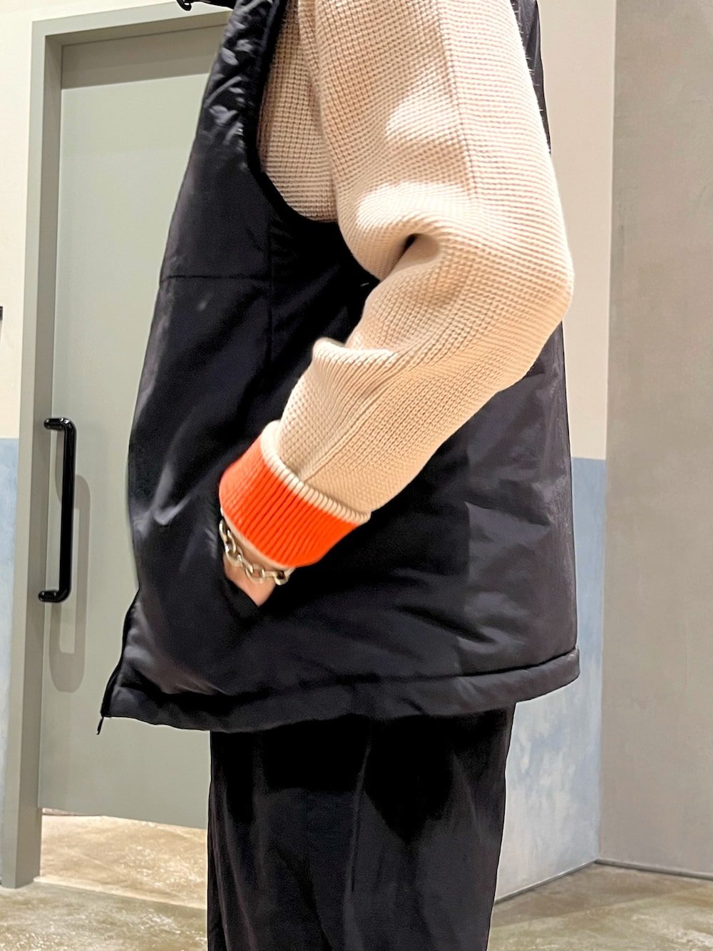 ブラック系のその他パンツ、ブラック系のベスト、ベージュ系のニット/セーターを着用したメンズの秋コーディネートの3枚目の写真