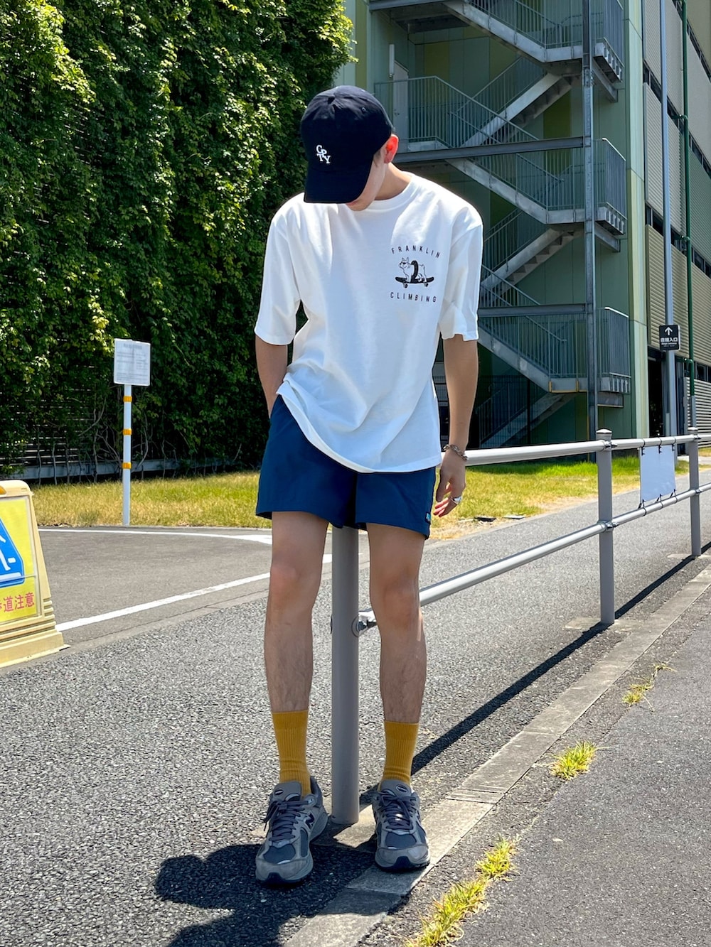ブルー系のその他パンツ、グレー系のスニーカー、ホワイト系のTシャツ/カットソーを着用したメンズの夏コーディネートの3枚目の写真