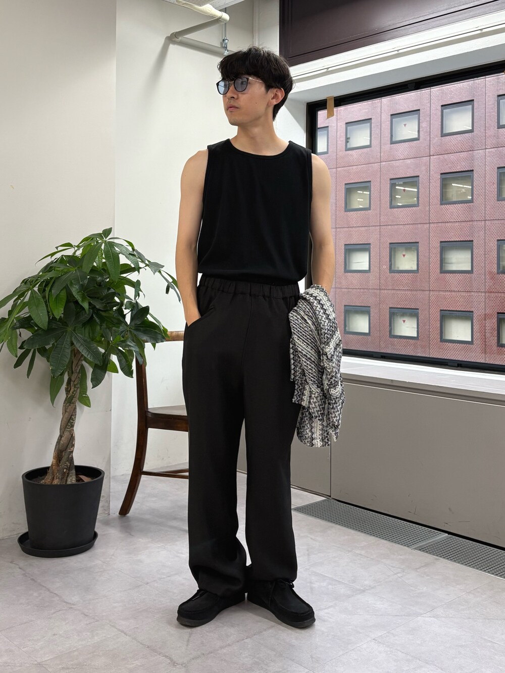 グレー系のシャツ/ブラウス、ブラック系のタンクトップ、ブラック系のスラックスを着用したメンズの夏コーディネートの3枚目の写真