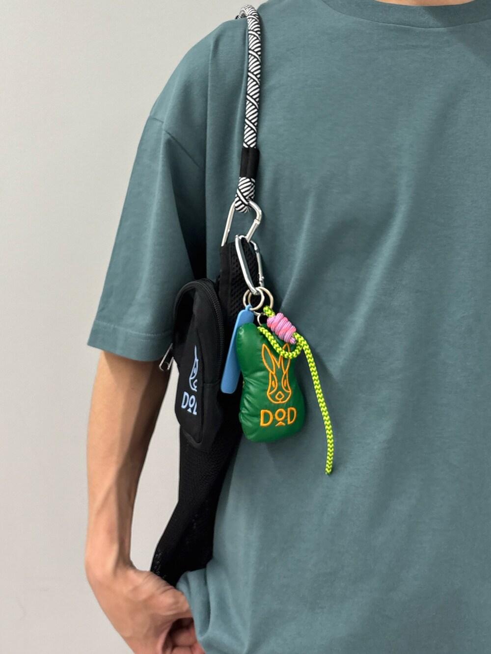 ブルー系のTシャツ/カットソー、ブラック系のトートバッグ、ブラック系のその他パンツを着用したメンズの春コーディネートの3枚目の写真