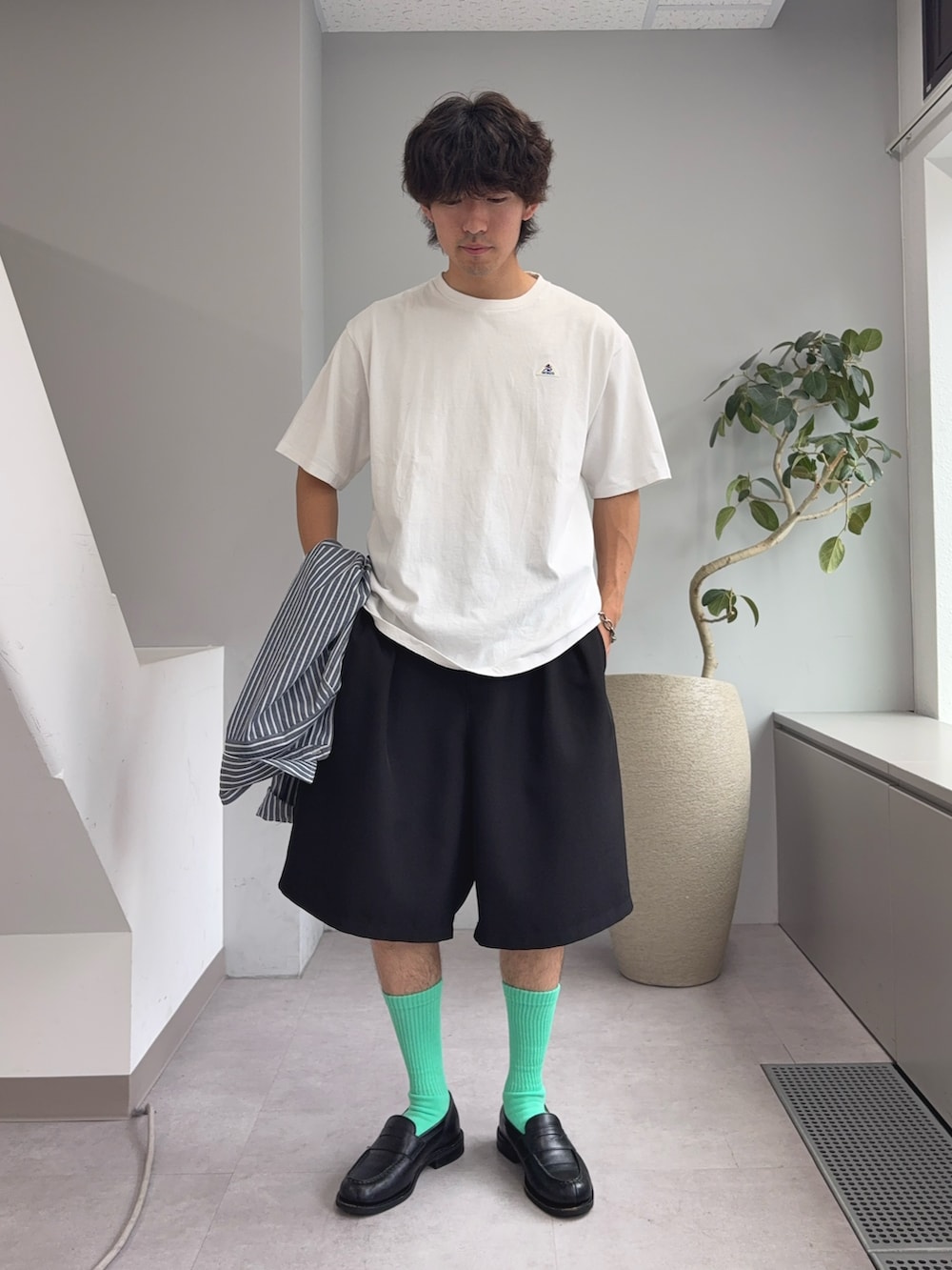 ホワイト系のTシャツ/カットソー、ブラック系のその他パンツを着用したメンズの夏コーディネートの2枚目の写真