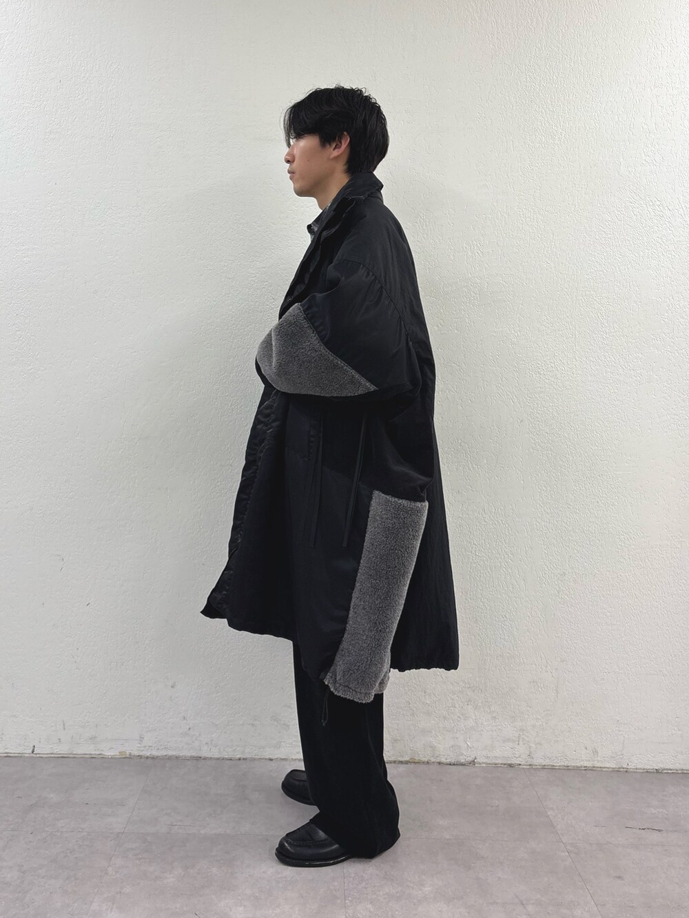 ブラック系のモッズコート、ブラック系のシャツ/ブラウス、ブラック系のその他パンツを着用したメンズの秋コーディネートの2枚目の写真