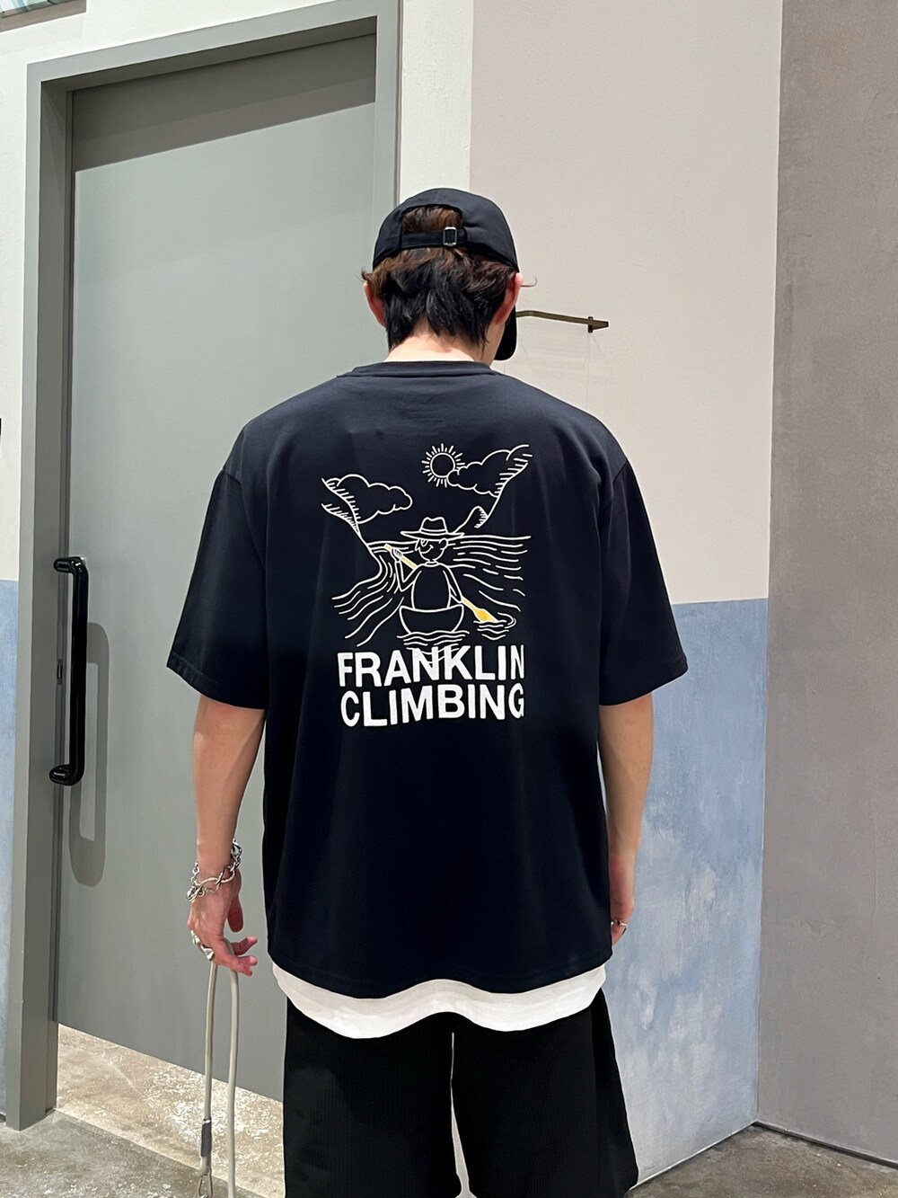 ブラック系のTシャツ/カットソー、ブラック系のその他パンツ、グレー系のショルダーバッグを着用したメンズの夏コーディネートの3枚目の写真