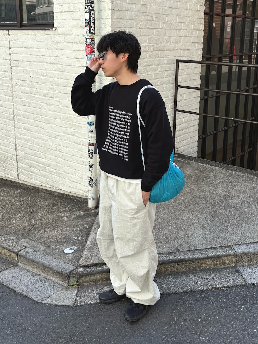 ブラック系のスウェット、グレー系のその他パンツを着用したメンズの春コーディネートの2枚目の写真