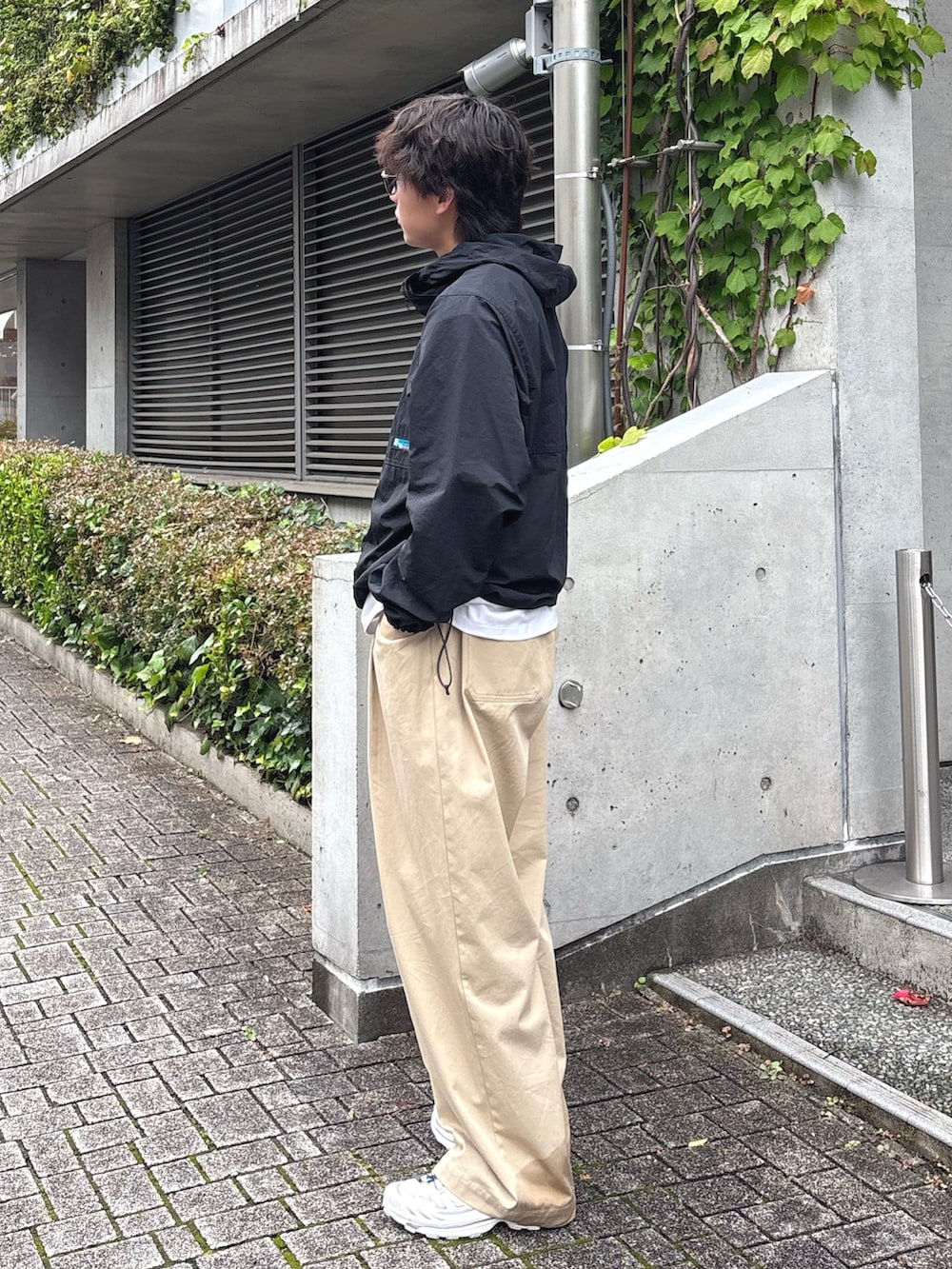 ベージュ系のその他パンツ、ブラック系のマウンテンパーカーを着用したメンズの秋コーディネートの2枚目の写真