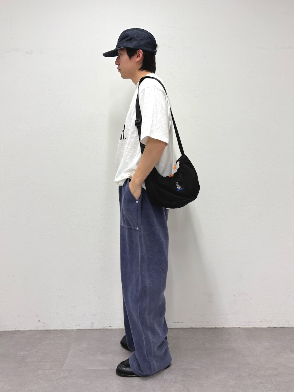ホワイト系のTシャツ/カットソー、ブルー系のスウェットパンツを着用したメンズの春コーディネートの2枚目の写真