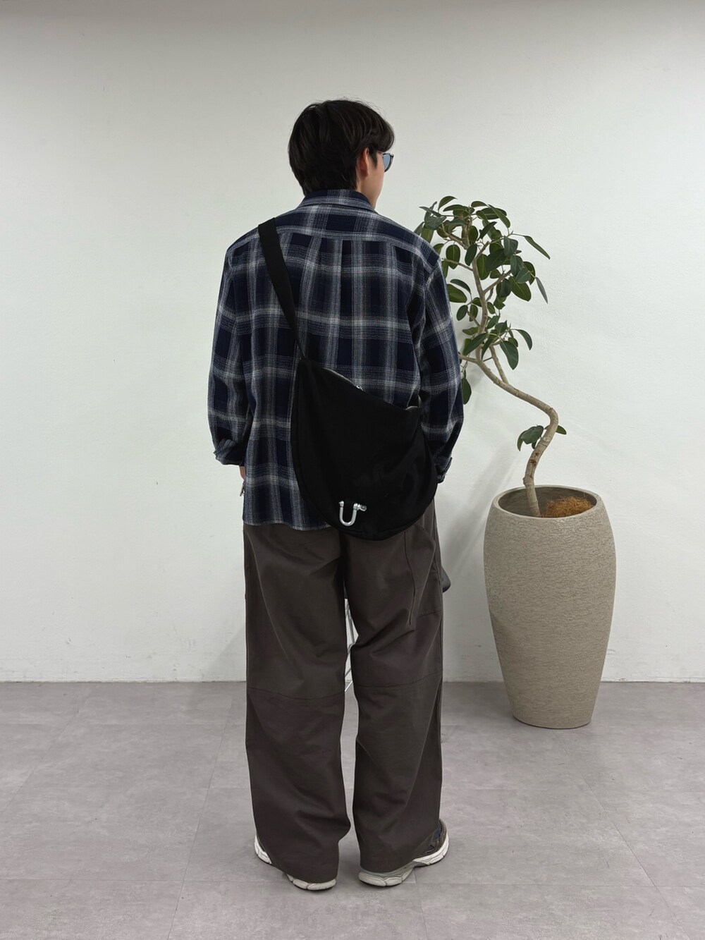 ブルー系のシャツ/ブラウス、ブラック系のショルダーバッグ、グレー系のその他パンツを着用したメンズの秋コーディネートの3枚目の写真