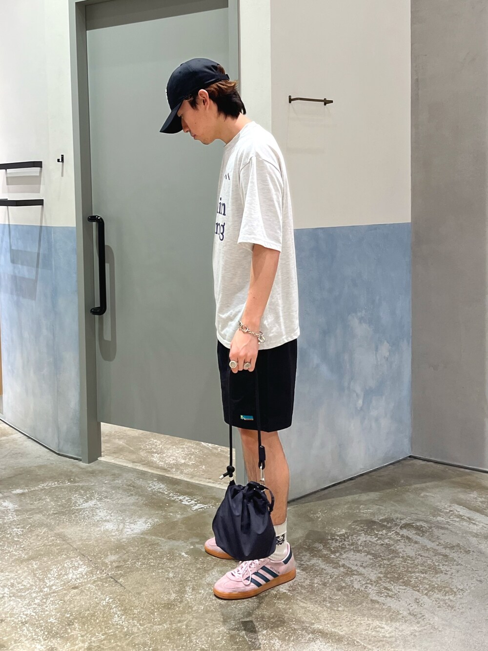 グレー系のTシャツ/カットソー、ブラック系のその他パンツ、ピンク系のスニーカーを着用したメンズの夏コーディネートの2枚目の写真