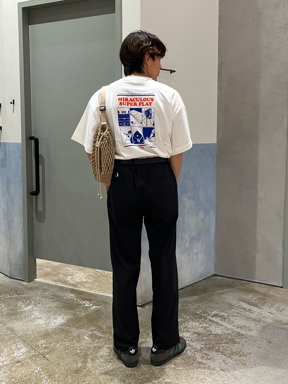 グレー系のスニーカー、ブラック系のその他パンツ、ホワイト系のTシャツ/カットソーを着用したメンズの夏コーディネートの2枚目の写真