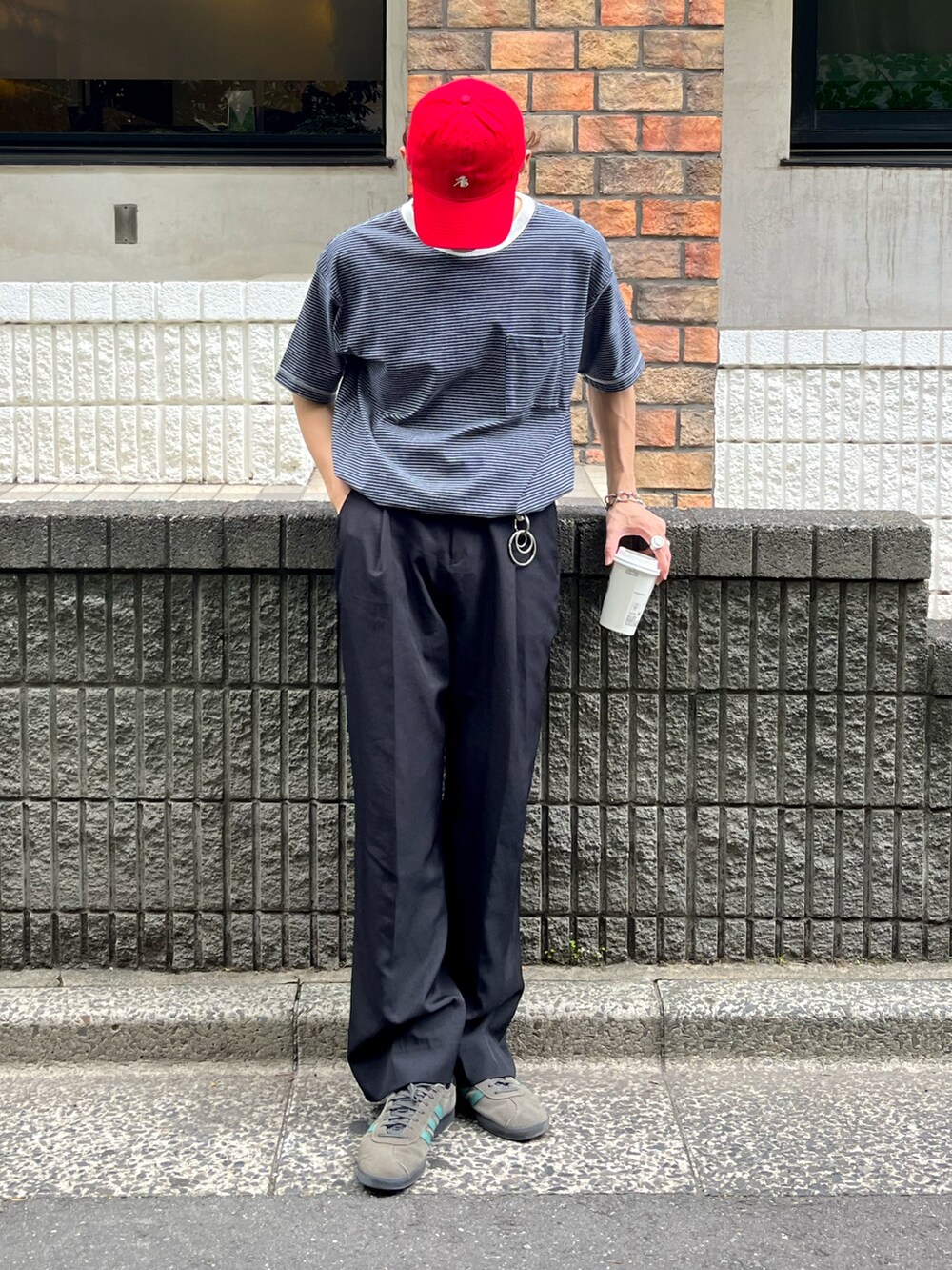 ブルー系のTシャツ/カットソー、ブラック系のスラックス、グレー系のスニーカーを着用したメンズの夏コーディネートの2枚目の写真