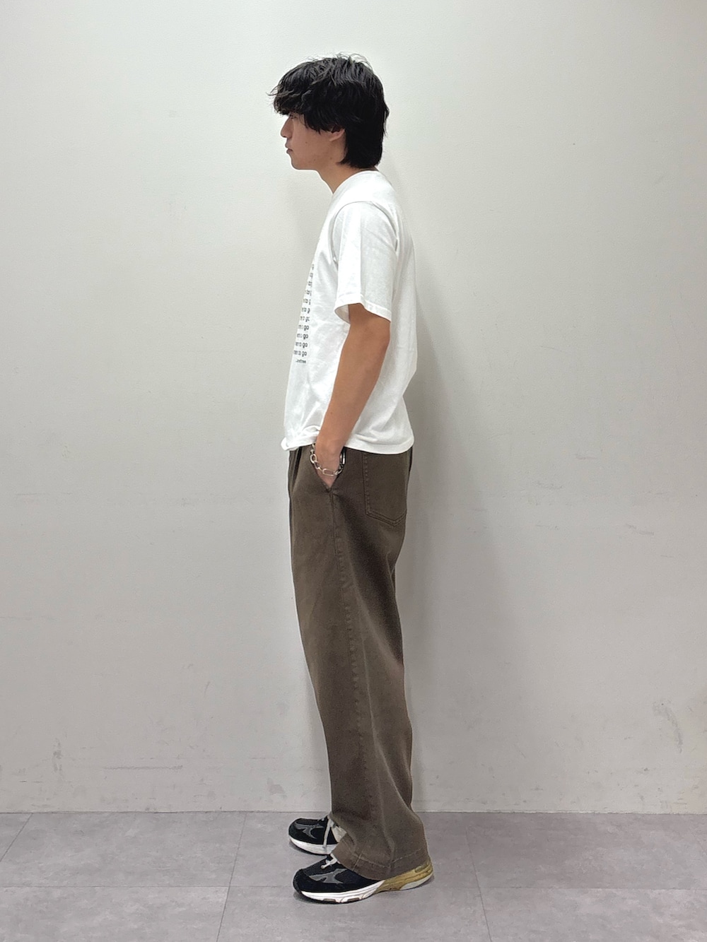 ホワイト系のTシャツ/カットソー、ブラウン系のデニムパンツを着用したメンズの夏コーディネートの2枚目の写真