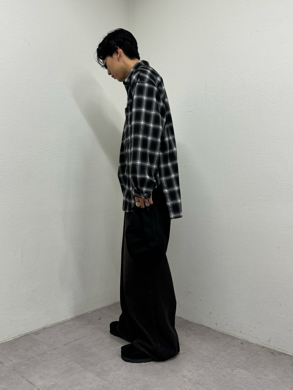 グレー系のシャツ/ブラウス、ブラック系のデニムパンツ、ブラック系のスニーカーを着用したメンズの秋コーディネートの3枚目の写真