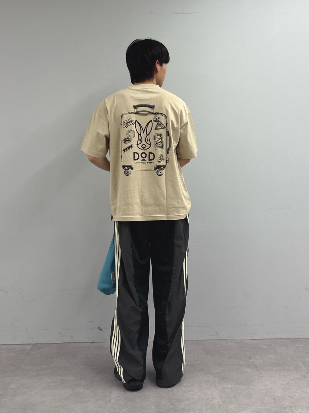 グレー系のスウェットパンツ、ベージュ系のTシャツ/カットソーを着用したメンズの春コーディネートの4枚目の写真