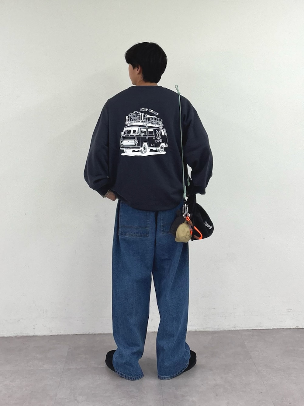 ブラック系のベスト、グレー系のスウェット、ブラック系のトートバッグを着用したメンズの秋コーディネートの3枚目の写真