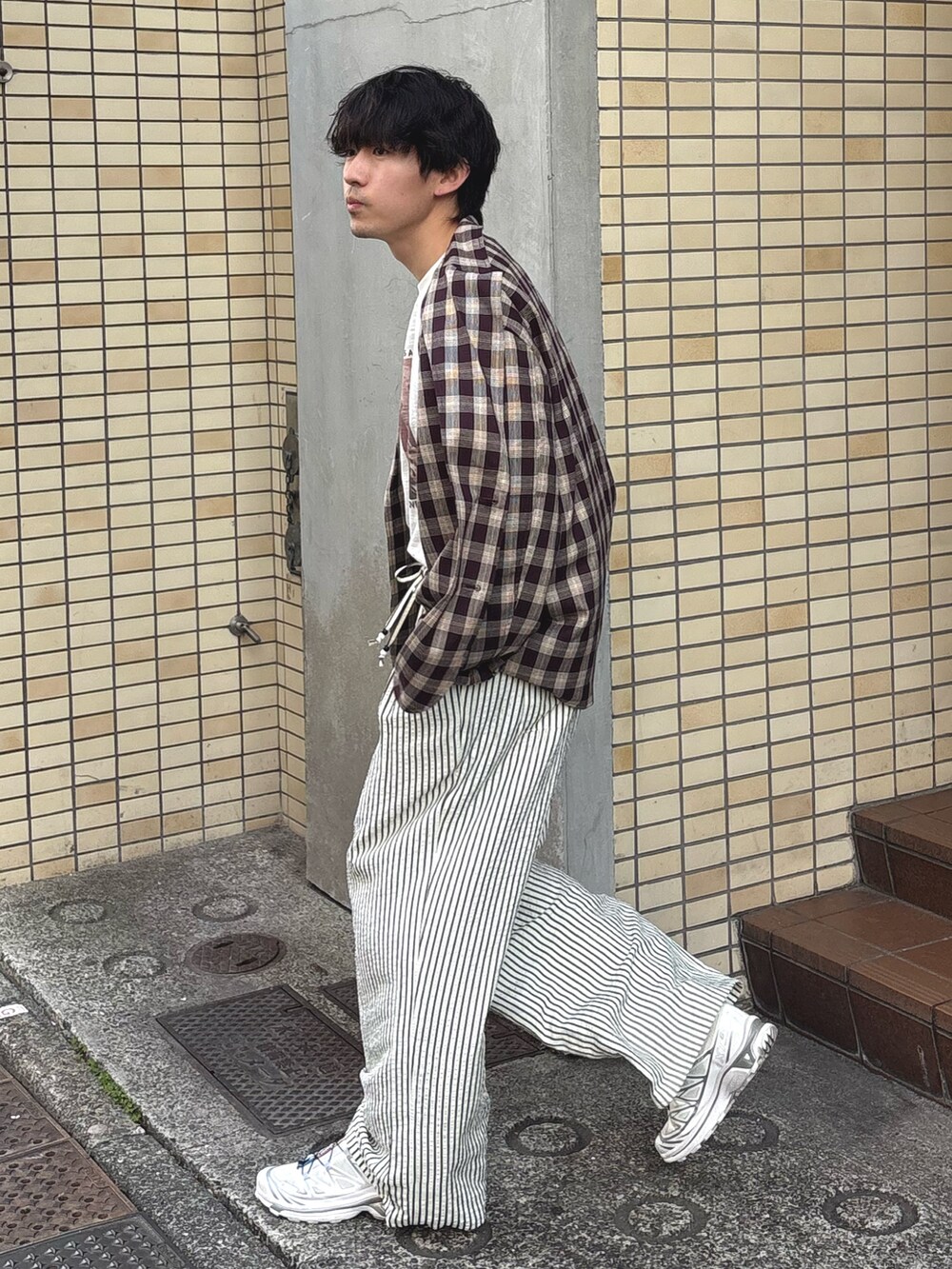 レッド系のテーラードジャケット、ホワイト系のTシャツ/カットソー、ホワイト系のその他パンツを着用したメンズの春コーディネートの2枚目の写真