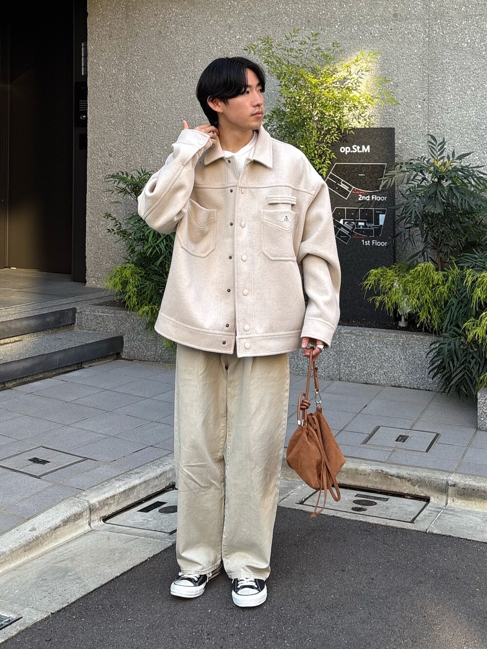 ベージュ系のその他アウター、グレー系のデニムパンツ、ブラウン系のショルダーバッグを着用したメンズの秋コーディネートの2枚目の写真