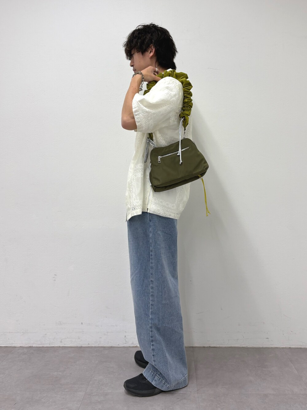 ホワイト系のシャツ/ブラウス、ホワイト系のTシャツ/カットソー、ブルー系のデニムパンツを着用したメンズの夏コーディネートの2枚目の写真