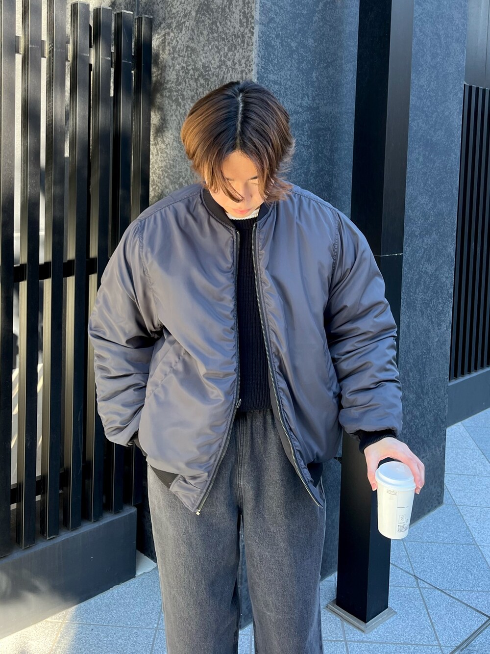 ブラック系のニット/セーター、ブラック系のMA-1、ブラック系のデニムパンツを着用したメンズの冬コーディネートの3枚目の写真