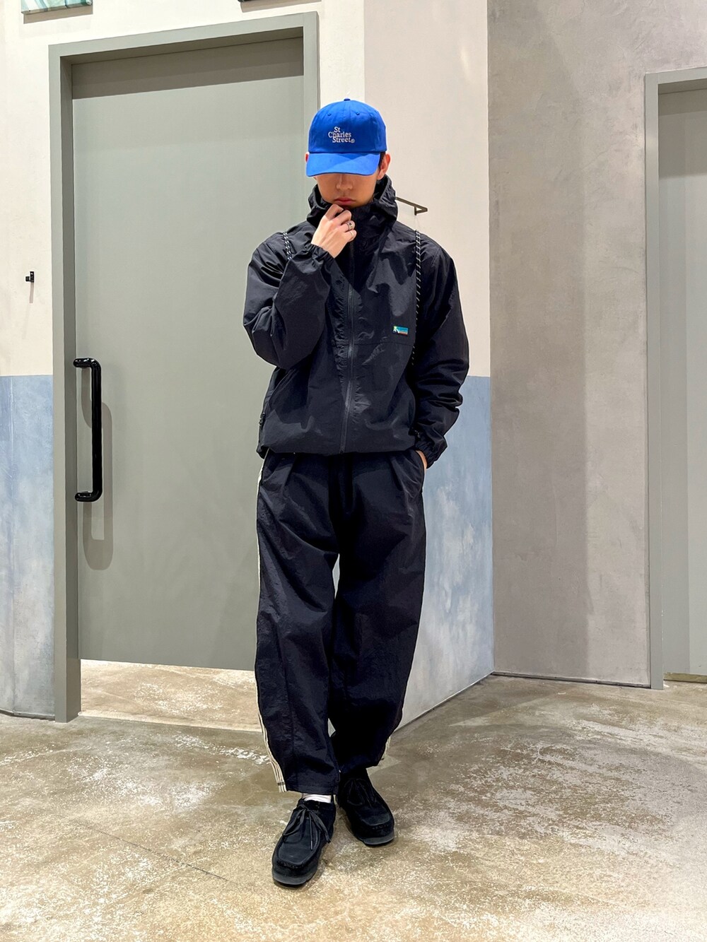 ブラック系のスニーカー、ブラック系のスウェットパンツ、ブラック系のバックパック/リュックを着用したメンズの春コーディネートの2枚目の写真