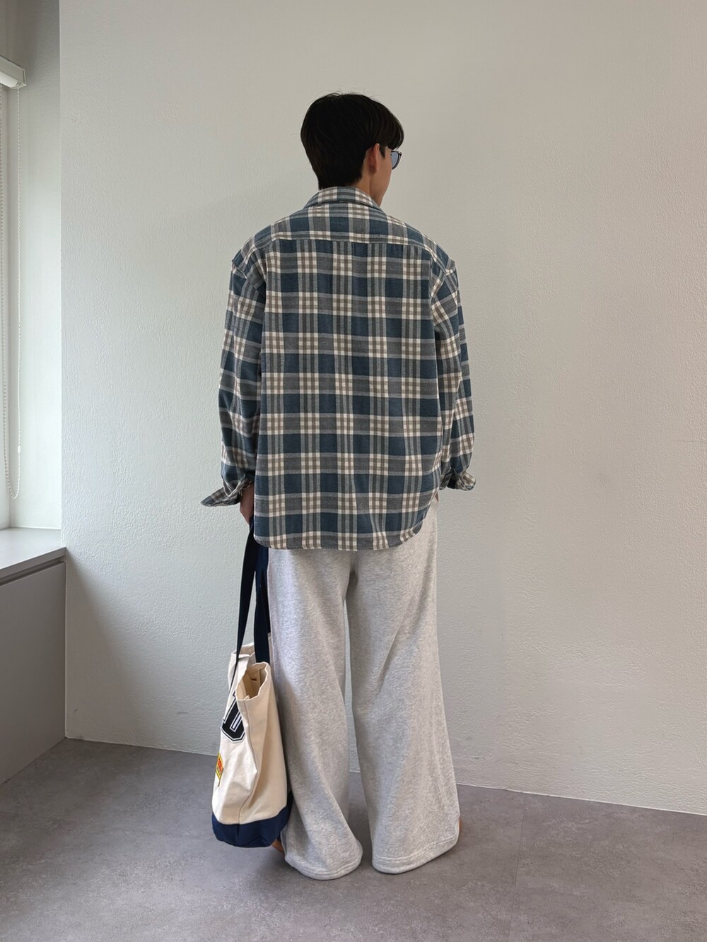 ブルー系のシャツ/ブラウス、ホワイト系のTシャツ/カットソー、グレー系のスウェットパンツを着用したメンズの秋コーディネートの3枚目の写真