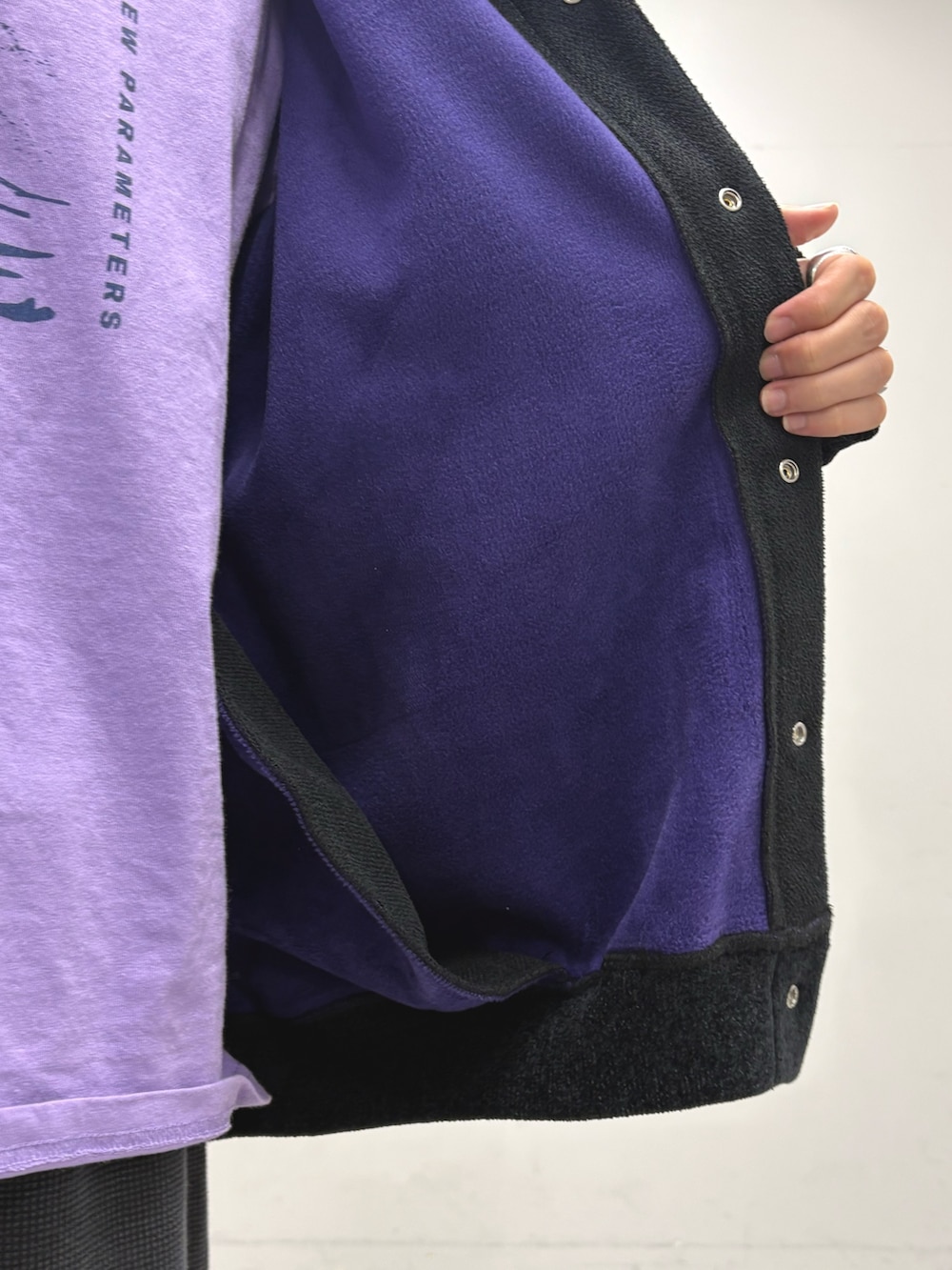 ブラック系のカーディガン/ボレロ、パープル系のTシャツ/カットソー、ブラック系のスウェットパンツを着用したメンズの夏コーディネートの4枚目の写真
