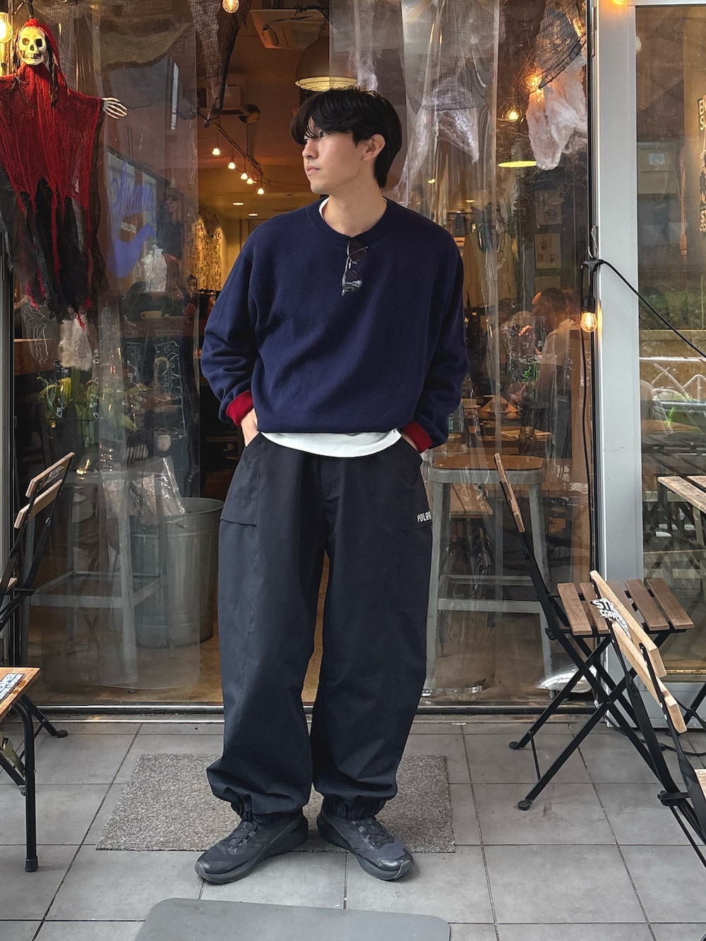 ブラック系のナイロンジャケット、ブルー系のニット/セーターを着用したメンズの秋コーディネートの3枚目の写真