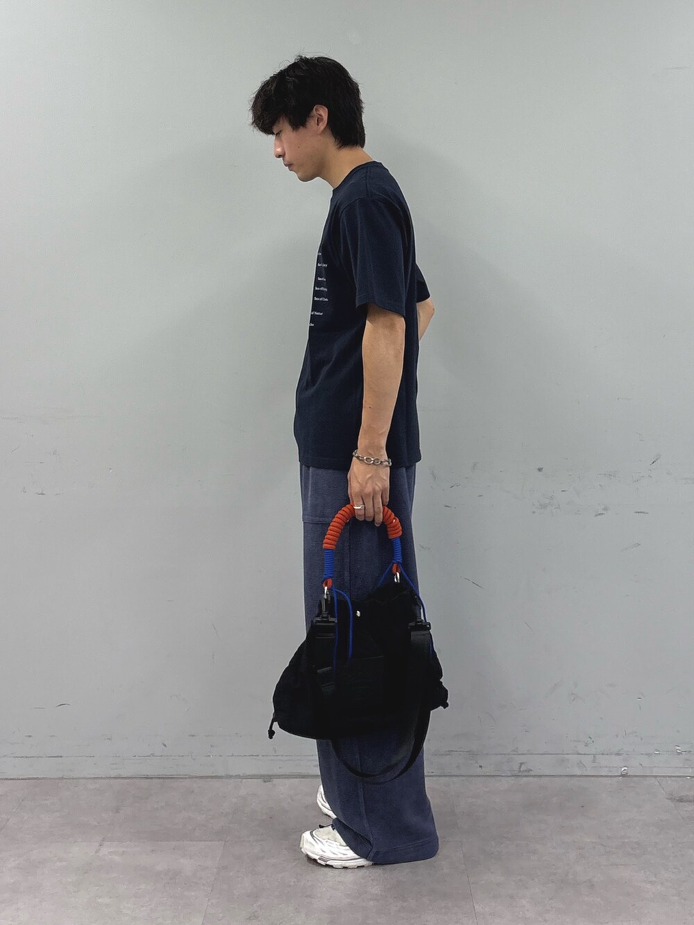 ブルー系のTシャツ/カットソー、ブルー系のスウェットパンツ、ブラック系のトートバッグを着用したメンズの夏コーディネートの2枚目の写真